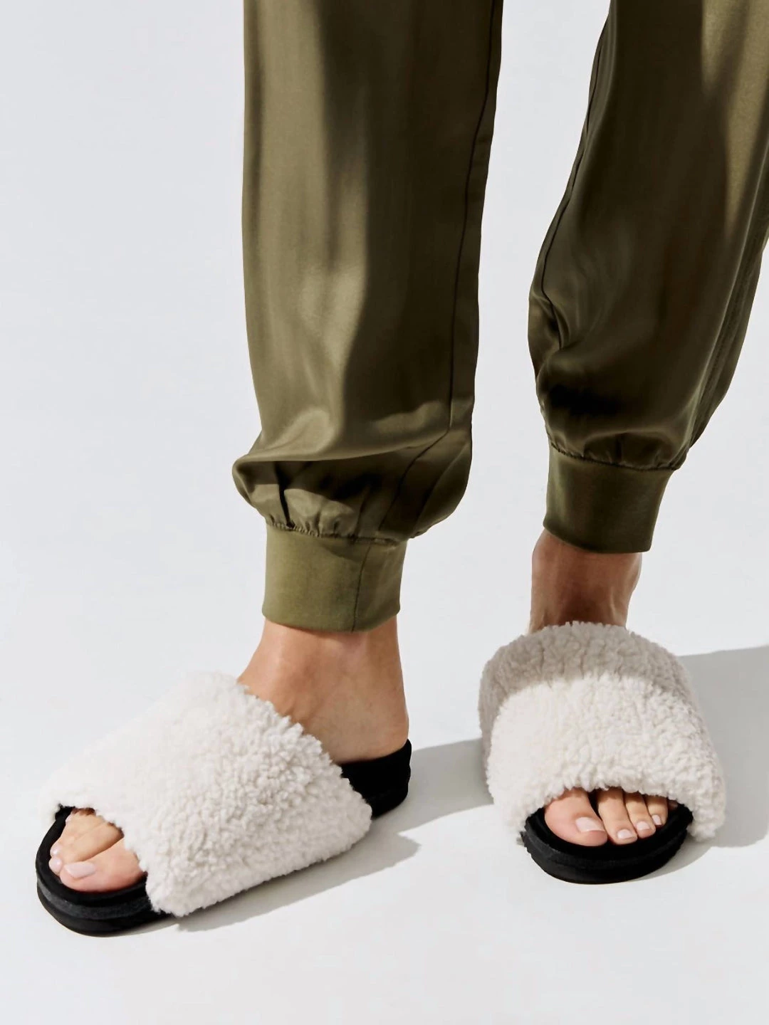 Wholesale ๐ Roam Fuzzy Slide in White - ๐ฉ women ๐ฅ 4 Wholesale ๐ Roam Fuzzy Slide in White - ๐ฉ women ๐ฅ - Image 2